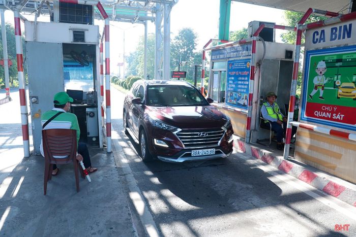 Chỉ một số ít tài xế chưa nắm được thông tin nên khi lưu thông qua bốt thu phí, vẫn dừng lại để trả tiền. Nhân viên Công ty TNHH thu phí tự động VETC và Văn phòng Quản lý đường bộ II.2 đã thông tin việc tạm dừng thu phí và yêu cầu phương tiện tiếp tục di chuyển, tránh ùn tắc.