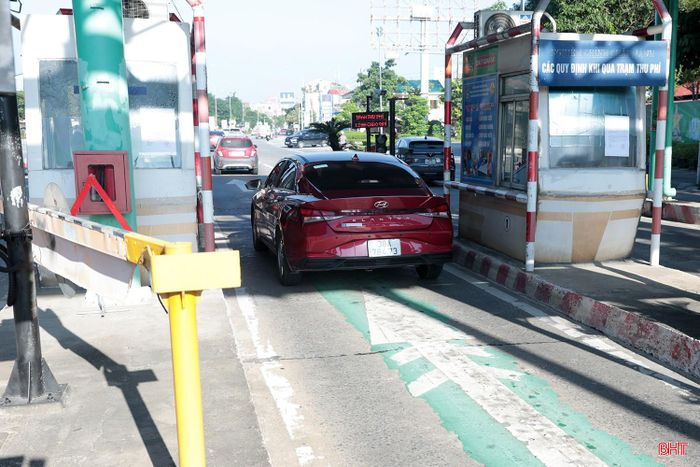 Phần lớn các tài xế nắm được thông tin về việc tạm dừng thu phí dịch vụ sử dụng đường bộ tại Trạm thu phí Bến Thủy nên cho xe lưu thông bình thường khi qua trạm.