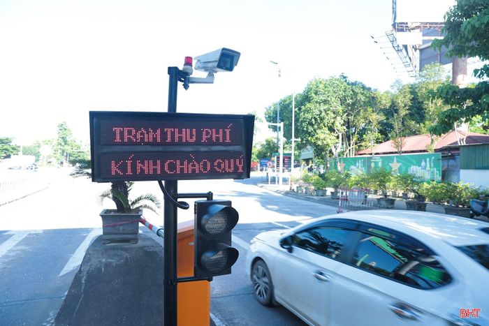Nội dung ở bảng điện tử trước đây thông báo về biển số xe, số tiền thu khi phương tiện lưu thông qua trạm đã được điều chỉnh với dòng chữ chạy tự động có nội dung “Trạm thu phí kính chào quý khách”.