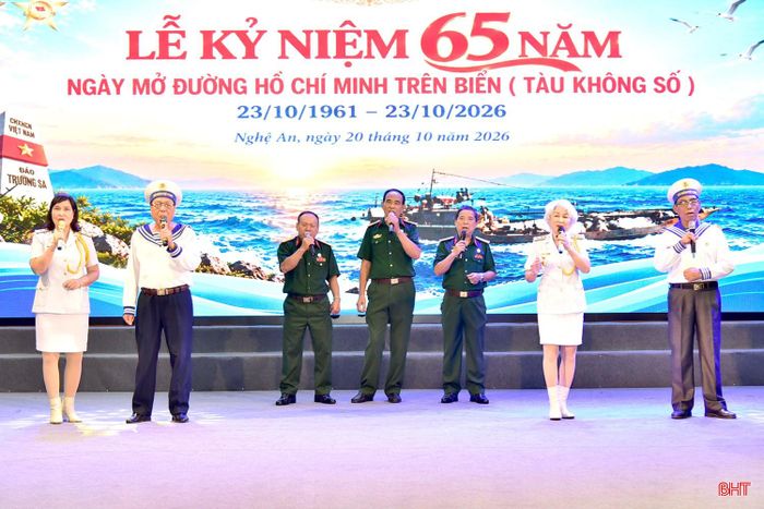 Tiết mục văn nghệ do cựu chiến binh, hội viên Hội Truyền thống đường Hồ Chí Minh trên biển Nghệ Tĩnh biểu diễn.