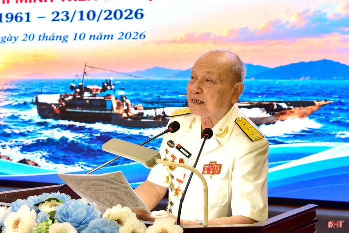 Ông Nguyễn Đình Sin – Chủ tịch Hội Truyền thống đường Hồ Chí Minh trên biển Nghệ Tĩnh ôn lại truyền thống tại buổi gặp mặt.