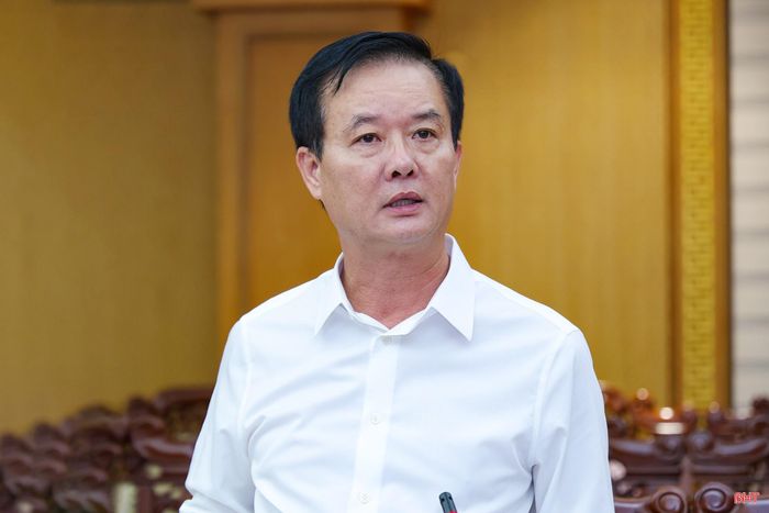 Đồng chí Trần Báu Hà - Ủy viên BTV Tỉnh ủy, Phó Chủ tịch Thường trực UBND tỉnh báo cáo các nội dung liên quan.