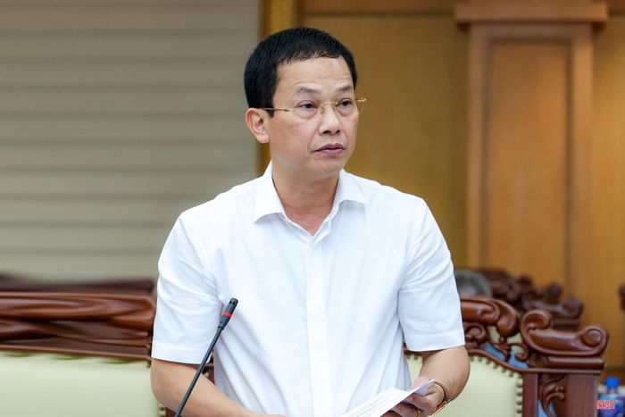 Đồng chí Nguyễn Trọng Hiếu - Ủy viên BTV Tỉnh ủy, Phó Chủ tịch UBND tỉnh báo cáo các nội dung liên quan.