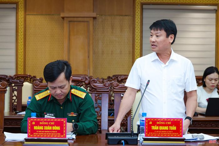 Đồng chí Trần Quang Tuấn - Ủy viên BTV Tỉnh ủy, Bí thư Đảng ủy, Chủ tịch HĐND phường Thành Sen cho ý kiến tại hội nghị.