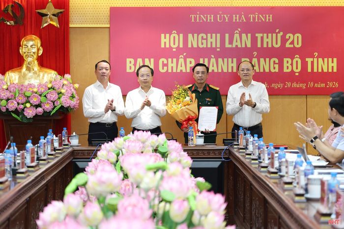 Các đồng chí Thường trực Tỉnh ủy trao quyết định, tặng hoa chúc mừng Đại tá Phạm Văn Sâm - Chính ủy Bộ Chỉ huy Quân sự tỉnh Hà Tĩnh.