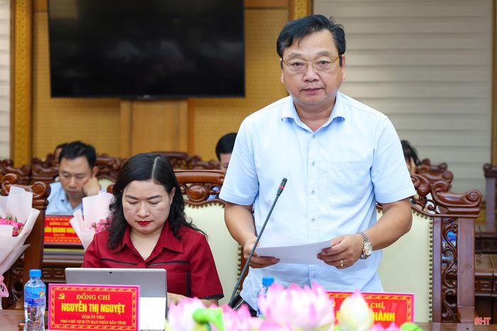  Đồng chí Hồ Huy Thành - Phó Chủ tịch UBND tỉnh báo cáo các nội dung liên quan. 