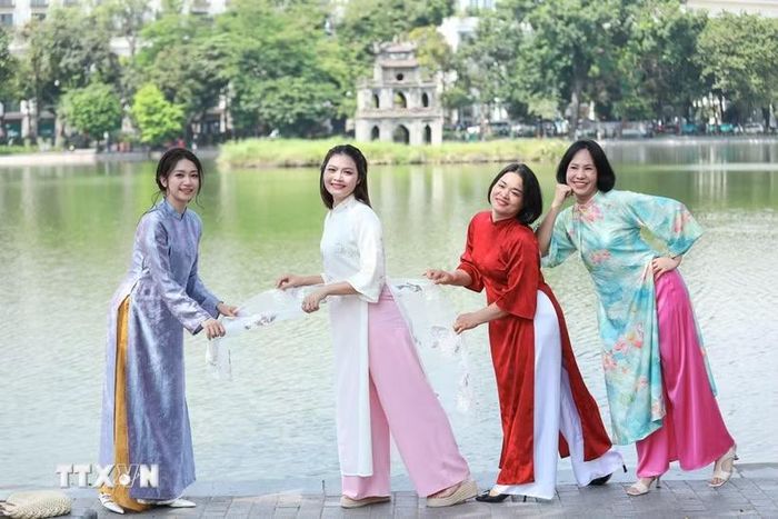 Thành phố Hà Nội nhiệt độ thấp nhất 25-27 độ C, nhiệt độ cao nhất 32-34 độ C, có nơi trên 34 độ C. Sáng sớm có nơi có sương mù nhẹ, ngày nắng, đêm không mưa. (Ảnh minh họa: Lê Đông/TTXVN)