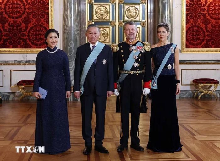 Tổng Bí thư, Chủ tịch nước Tô Lâm và Phu nhân Ngô Phương Ly cùng Nhà Vua Đan Mạch Frederik X và Hoàng hậu Mary chụp ảnh chung. (Ảnh: Thống Nhất/TTXVN)