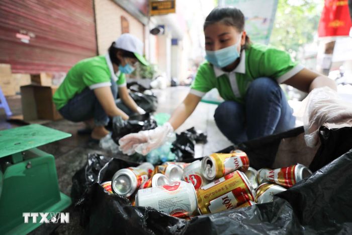 Phân loại rác thải. (Ảnh: Thanh Tùng/TTXVN)