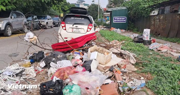 Rác thải chất thành đống lớn, tràn lan ven đường tại khu vực Khu đô thị mới Kim Văn - Kim Lũ, phường Định Công. (Ảnh: HV/Vietnam+)
