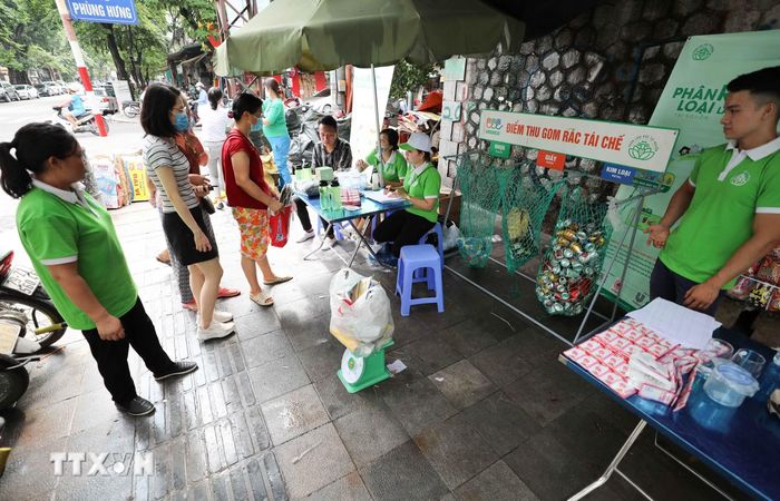  Thu gom rác tái chế. (Ảnh: Thanh Tùng/TTXVN) 