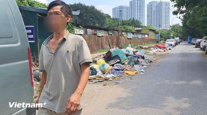  Cần ngăn chặn việc đổ rác thải tự phát ra môi trường. (Ảnh: HV/Vietnam+) 