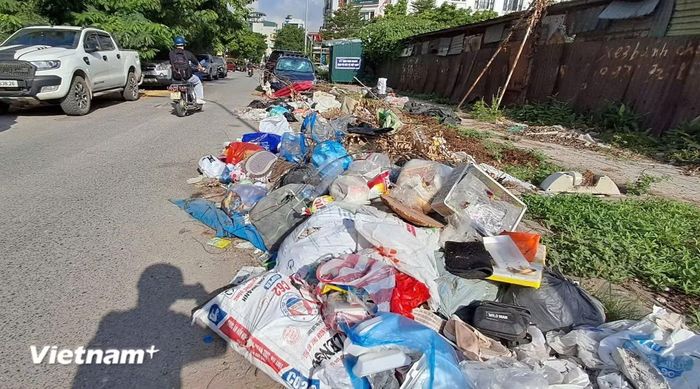 Rác thải tràn lan ven đường tại khu vực Khu đô thị mới Kim Văn - Kim Lũ. (Ảnh: HV/Vietnam+)