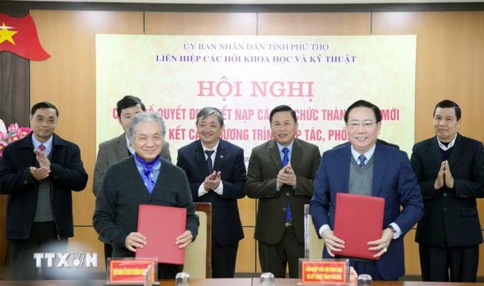 Phó Giáo sư, tiến sỹ Trương Mạnh Tiến, Chủ tịch Hội Kinh tế Môi trường Việt Nam ký kết các chương trình hợp tác với Liên hiệp các Hội Khoa học và Kỹ thuật tỉnh Phú Thọ. (Ảnh: Tạ Toàn/TTXVN)