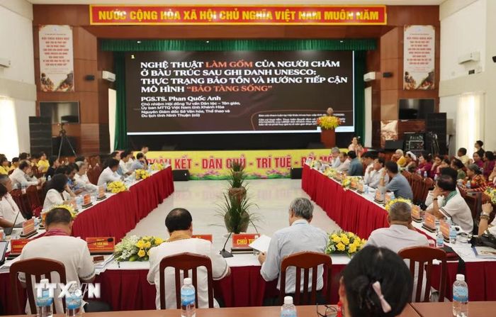Hội thảo khoa học về bảo tồn, phát huy giá trị Nghệ thuật làm gốm của người Chăm tại làng gốm Bàu Trúc, xã Ninh Phước. (Ảnh Đặng Tuấn/TTXVN)
