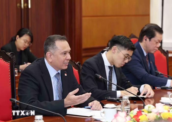 Ông Christopher Pragasam, Cục trưởng phụ trách Quan hệ quốc tế, Cục Công vụ kiêm Giám đốc điều hành Trường Công vụ quốc tế Singapore phát biểu tại buổi tiếp. (Ảnh: Phương Hoa/TTXVN)