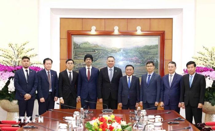 Thường trực Ban Bí thư Trần Cẩm Tú và ông Christopher Pragasam, Cục trưởng phụ trách Quan hệ quốc tế, Cục Công vụ kiêm Giám đốc điều hành Trường Công vụ quốc tế Singapore cùng các đại biểu chụp ảnh chung. (Ảnh: Phương Hoa/TTXVN)