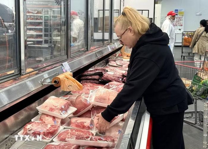 Khách hàng chọn mua sản phẩm thịt lợn tại một siêu thị ở bang Maryland. (Ảnh: Đoàn Hùng/TTXVN)