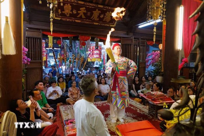 Sự kết hợp giữa trang phục truyền thống, động tác diễn xướng, âm nhạc hát văn và không gian sinh hoạt tín ngưỡng tạo nên nét đặc sắc của nghi lễ hầu đồng, một thành tố trong Thực hành tín ngưỡng thờ Mẫu Tam phủ của người Việt được UNESCO ghi danh năm 2016. Hoạt động này đồng thời tạo không gian giao lưu, gắn kết cộng đồng, góp phần duy trì sức sống của di sản trong đời sống đương đại. (Ảnh: Phạm Tuấn Anh/TTXVN)