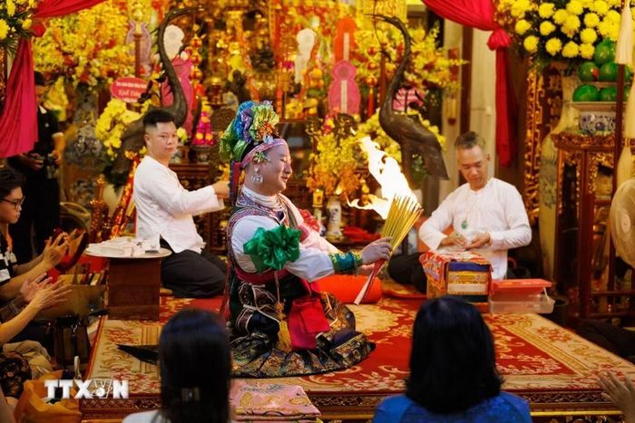 Việc thực hành hầu đồng đòi hỏi sự kết hợp giữa thanh đồng, cung văn và người phụ lễ, từ chuẩn bị trang phục, đạo cụ đến tổ chức các nghi thức. Sự phối hợp này góp phần duy trì các kỹ năng và quy thức truyền thống trong đời sống tín ngưỡng. (Ảnh: Phạm Tuấn Anh/TTXVN)