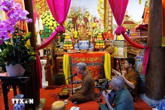 Các cung văn trình diễn hát văn và sử dụng nhạc cụ truyền thống trong nghi lễ hầu đồng tại đền Hàng Vải. Hát văn là loại hình nghệ thuật diễn xướng gắn bó mật thiết với nghi lễ lên đồng, với lời ca, nhịp điệu và âm nhạc được thể hiện phù hợp với từng giá hầu. Các cung văn giữ vai trò quan trọng trong việc duy trì nghệ thuật âm nhạc truyền thống, góp phần bảo tồn những giá trị văn hóa phi vật thể gắn với tín ngưỡng thờ Mẫu Tam phủ của người Việt. (Ảnh: Phạm Tuấn Anh/TTXVN)