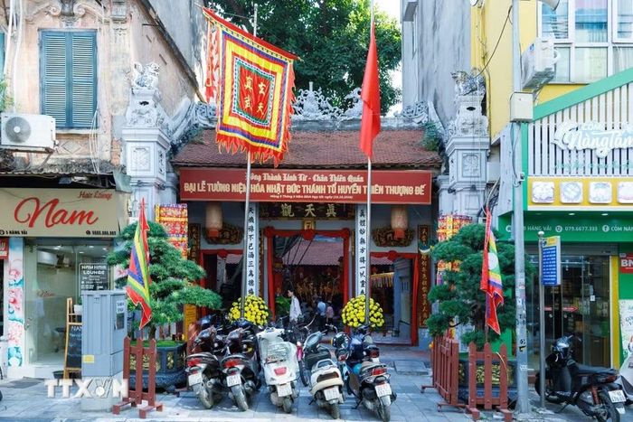 Đình Đông Thành (còn gọi là đình Hàng Vải), nằm giữa khu phố cổ Hà Nội là nơi duy trì các hoạt động sinh hoạt tín ngưỡng truyền thống. (Ảnh: Phạm Tuấn Anh/TTXVN)