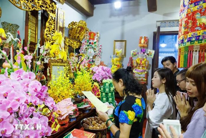 Những nghi thức thờ cúng, cách bài trí lễ vật và sự thành kính của người tham dự phản ánh đời sống tín ngưỡng truyền thống vẫn được duy trì trong cộng đồng. (Ảnh: Phạm Tuấn Anh/TTXVN)