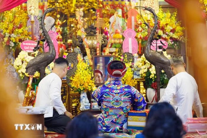 Nghi lễ hầu đồng là hoạt động có sự phối hợp của nhiều chủ thể, từ thanh đồng, cung văn đến những người phụ lễ. (Ảnh: Phạm Tuấn Anh/TTXVN)