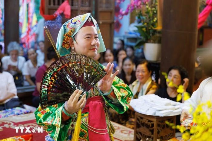 Trong nghệ thuật diễn xướng hầu đồng, các động tác múa và cách sử dụng đạo cụ được thể hiện kết hợp với nhịp điệu hát văn. Sự phối hợp giữa âm nhạc, trang phục và động tác tạo nên những hình thức biểu đạt đặc trưng của nghi lễ truyền thống. (Ảnh: Phạm Tuấn Anh/TTXVN)