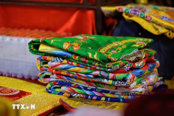 Trang phục là một thành tố đặc sắc của nghi lễ hầu đồng, được thay đổi theo từng giá hầu và gắn với đặc điểm của các vị Thánh trong hệ thống tín ngưỡng. Việc chuẩn bị, sử dụng và gìn giữ trang phục góp phần duy trì những giá trị mỹ thuật dân gian trong thực hành di sản. (Ảnh: Phạm Tuấn Anh/TTXVN)