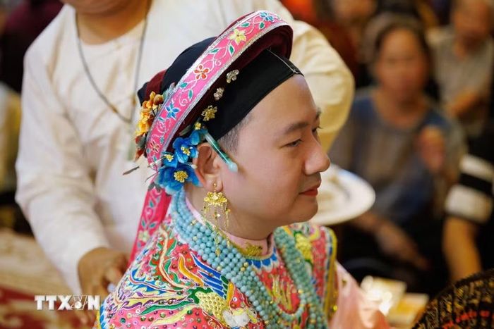 Việc sử dụng trang phục với màu sắc, kiểu dáng và phụ kiện khác nhau góp phần thể hiện đặc trưng của từng giá hầu. Nghệ thuật trang phục là một trong những thành tố quan trọng tạo nên vẻ đẹp giàu bản sắc của nghi lễ, đồng thời lưu giữ các hình thức trang trí mỹ thuật dân gian trong đời sống tín ngưỡng. (Ảnh: Phạm Tuấn Anh/TTXVN)