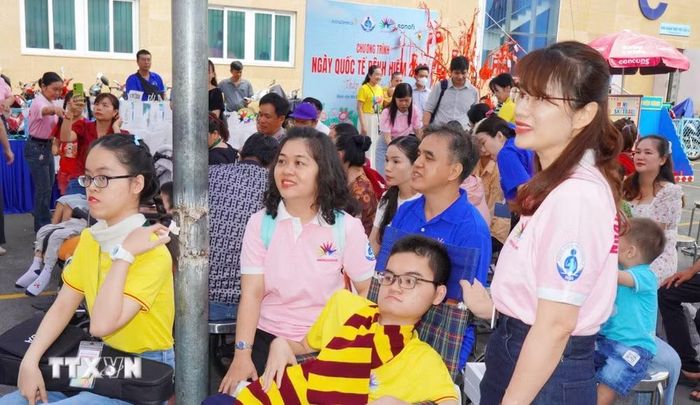 Bác sỹ Nguyễn Thị Thanh Hương cùng các các bệnh nhi trong kỷ niệm Ngày Quốc tế bệnh hiếm tại Bệnh viện Nhi đồng 1 Thành phố Hồ Chí Minh năm 2026. (Ảnh: Đinh Hằng/TTXVN)