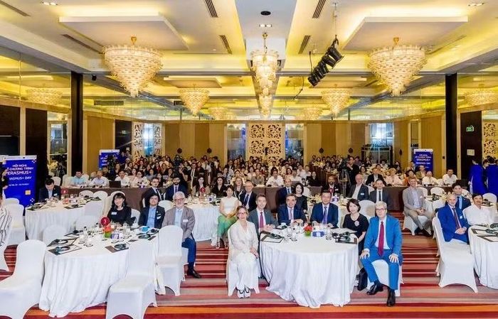 Hội nghị về chương trình Erasmus+ năm 2024 đã thu hút sự tham gia của gần 50 cơ sở giáo dục đại học thuộc khu vực Liên minh châu Âu và hơn 100 cơ sở giáo dục đại học Việt Nam. (Ảnh: Vietnam+)