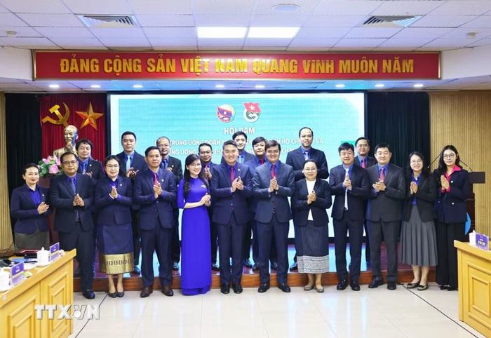 Đồng chí Bùi Quang Huy, Bí thư thứ nhất Ban Chấp hành Trung ương Đoàn thanh niên Cộng sản Hồ Chí Minh; đồng chí Thongly Sisoulith, Bí thư Ban Chấp hành Trung ương Đoàn Thanh niên Nhân dân Cách mạng Lào cùng các đại biểu. (Ảnh: Minh Đức/TTXVN)