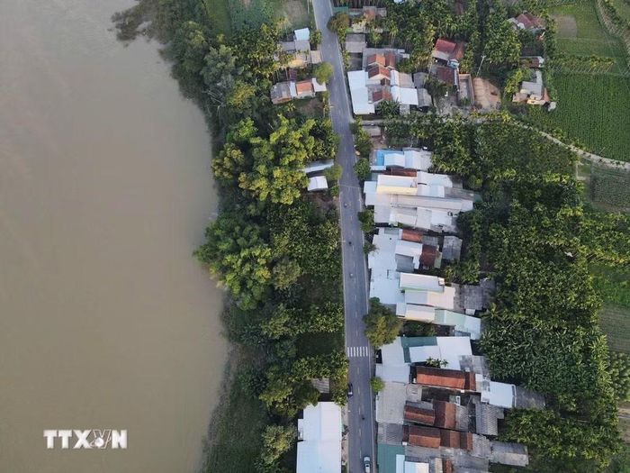 Sạt lở đất sông Trà Khúc áp sát cách tỉnh lộ 632B hơn 10m, uy hiếp các công trình nhà ở của người dân qua thôn An Tây xã Trà Giang . (Ảnh: Phạm Cường/TTXVN)