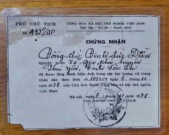 Giấy chứng nhận phong tặng danh hiệu Anh hùng Lực lượng vũ trang nhân dân cho ông Đinh Đức Dừa, xác nhận năm phong tặng 1978.