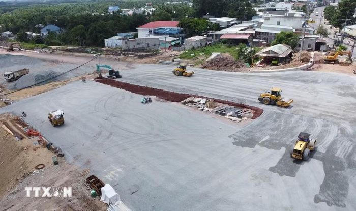 Máy móc thi công đường 25C, tuyến giao thông trọng điểm trực tiếp kết nối sân bay Long Thành. (Ảnh: Công Phong/TTXVN)