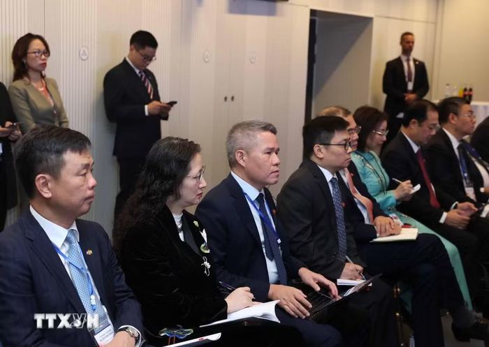 Đại biểu đoàn Việt Nam tham dự cuộc gặp. (Ảnh: Thống Nhất/TTXVN)