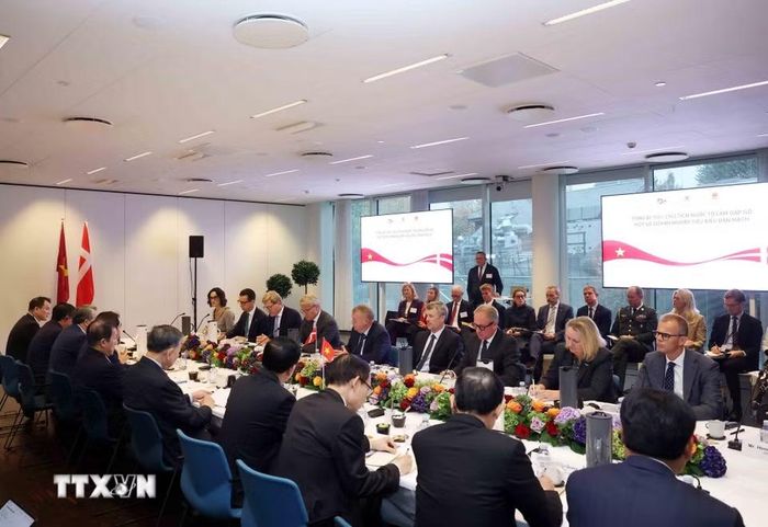Tổng Bí thư, Chủ tịch nước Tô Lâm và Nhà Vua Đan Mạch Frederik X gặp gỡ lãnh đạo một số doanh nghiệp tiêu biểu của Đan Mạch. (Ảnh: Thống Nhất/TTXVN)