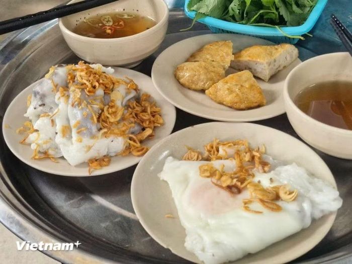 Đĩa bánh cuốn nóng hổi. (Ảnh: Minh Phương/Vietnam+)
