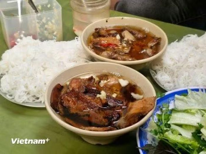 Suất bún chả đậm vị với thịt nướng than hoa. (Ảnh: Minh Phương/Vietnam+)