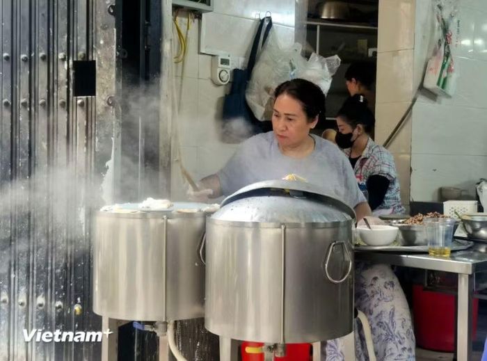 Nồi bánh cuốn bốc khói nghi ngút. (Ảnh: Minh Phương/Vietnam+)