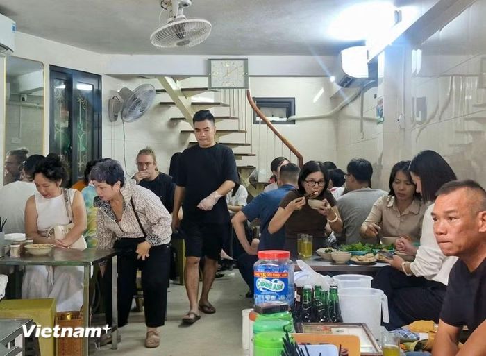 Không gian tấp nập bên trong hàng ăn vào giờ nghỉ trưa. (Ảnh: Minh Phương/Vietnam+)