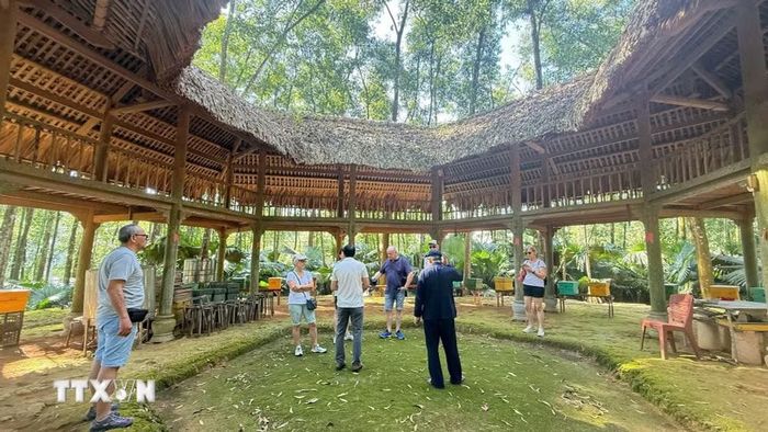 Du khách quốc tế trải nghiệm tại Bản làng Thái Hải, xã Tân Cương (Thái Nguyên). (Ảnh: Thu Hằng/TTXVN)