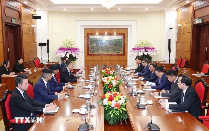 Thường trực Ban Bí thư Trần Cẩm Tú tiếp Đoàn đại biểu Cục Công vụ Singapore. (Ảnh: Phương Hoa/TTXVN)