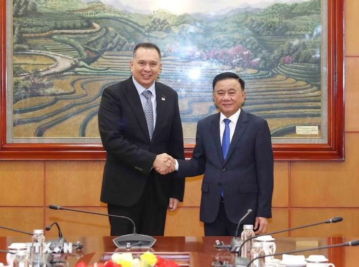 Thường trực Ban Bí thư Trần Cẩm Tú và ông Christopher Pragasam, Cục trưởng phụ trách Quan hệ quốc tế, Cục Công vụ kiêm Giám đốc điều hành Trường Công vụ quốc tế Singapore. (Ảnh: Phương Hoa/TTXVN)