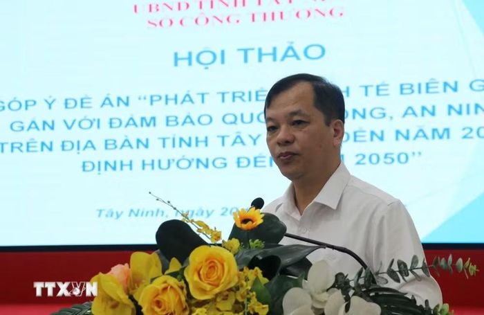 Tiến sỹ Hoàng Trường, Viện Nghiên cứu Chiến lược, Chính sách Công Thương, trình bày định hướng phát triển không gian kinh tế biên giới Tây Ninh hiện đại, tăng cường kết nối vùng và các thị trường khu vực. (Ảnh: Bùi Giang/TTXVN)