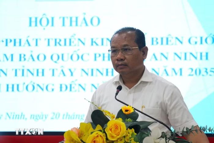 Phó Chủ tịch Ủy ban Nhân dân tỉnh Tây Ninh Trương Thanh Liêm phát biểu tại hội nghị. (Ảnh: Bùi Giang/TTXVN)