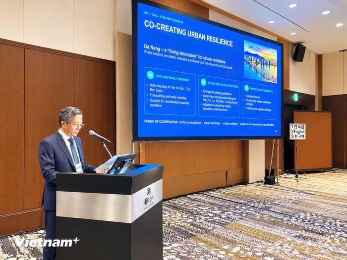 Phó Chủ tịch Ủy ban Nhân dân thành phố Trần Nam Hưng có bài phát biểu tham luận tại Hội nghị với chủ đề “Đồng kiến tạo đô thị an toàn và chống chịu thiên tai qua các giải pháp hạ tầng và phi hạ tầng”. (Ảnh: PV/Vietnam+)