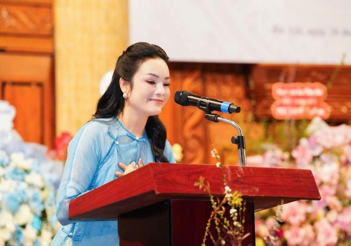 Từ một ca sỹ dòng nhạc dân gian, Tân Nhàn đã học hỏi, nghiên cứu, trau dồi bản thân để trở thành người đứng đầu Khoa Thanh nhạc - chiếc nôi đào tạo nghệ sỹ âm nhạc chính thống. (Ảnh: NVCC)